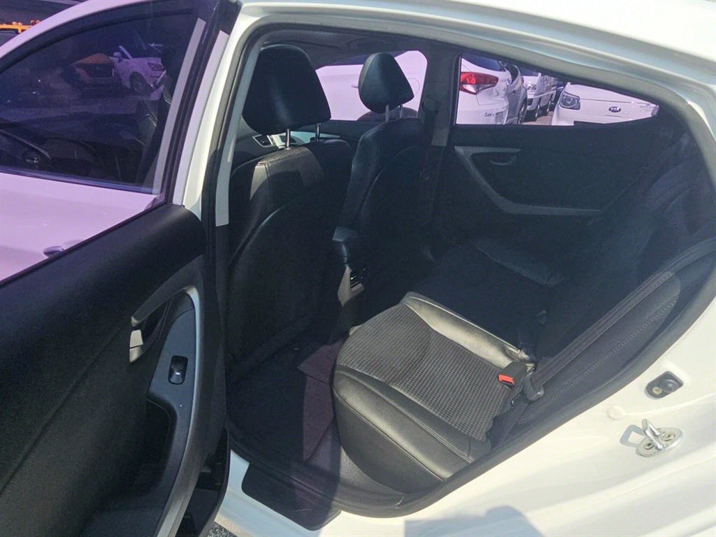 HYUNDAI Avante - Vista 9