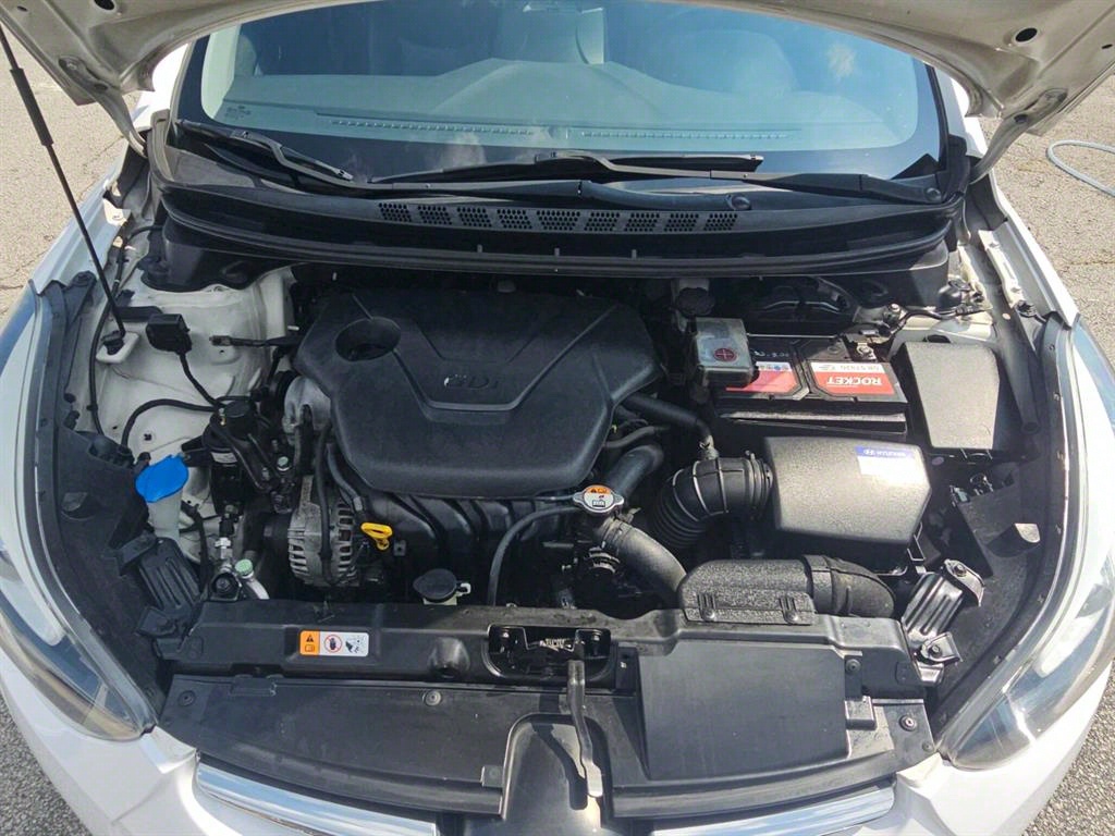 HYUNDAI Avante - Vista 5