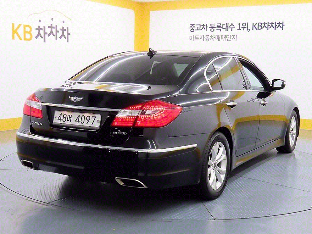 HYUNDAI Genesis - Vista 4