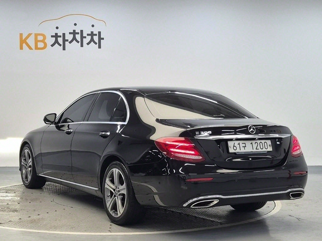 Mercedes Benz E class - Vista 4