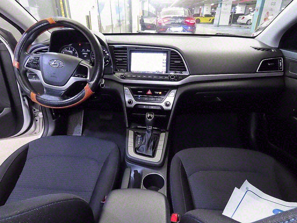 HYUNDAI Avante - Vista 10