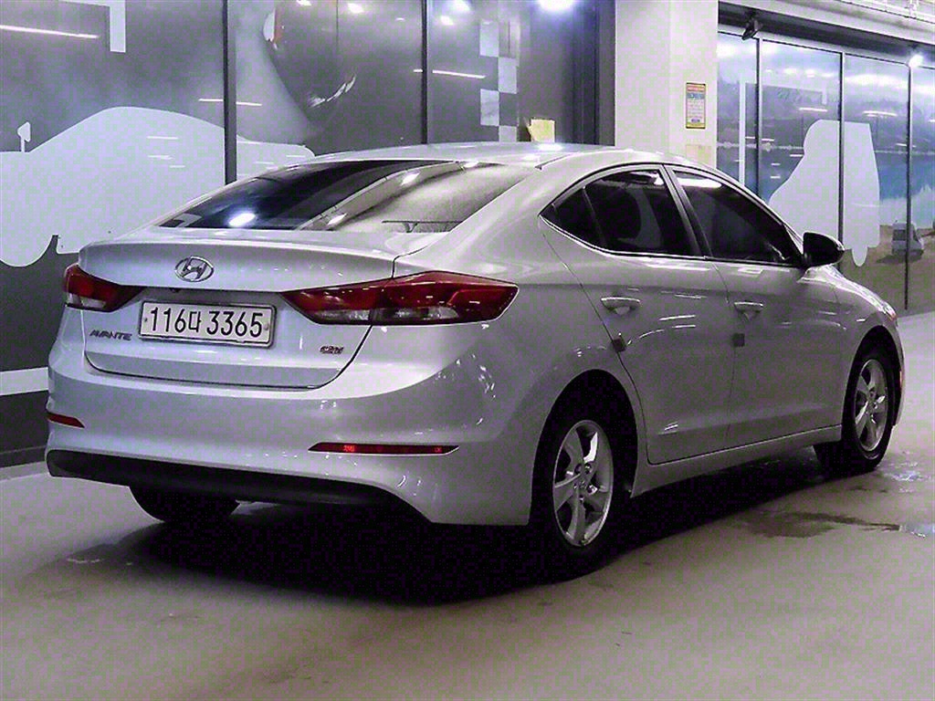 HYUNDAI Avante - Vista 4