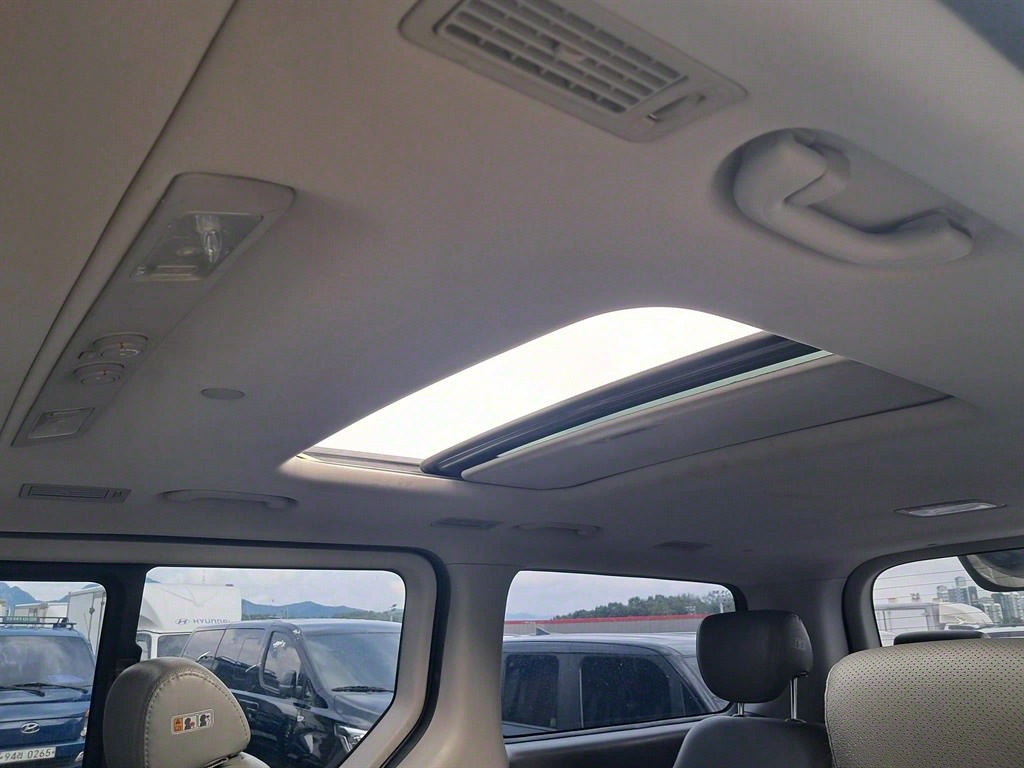 HYUNDAI Starex - Vista 12