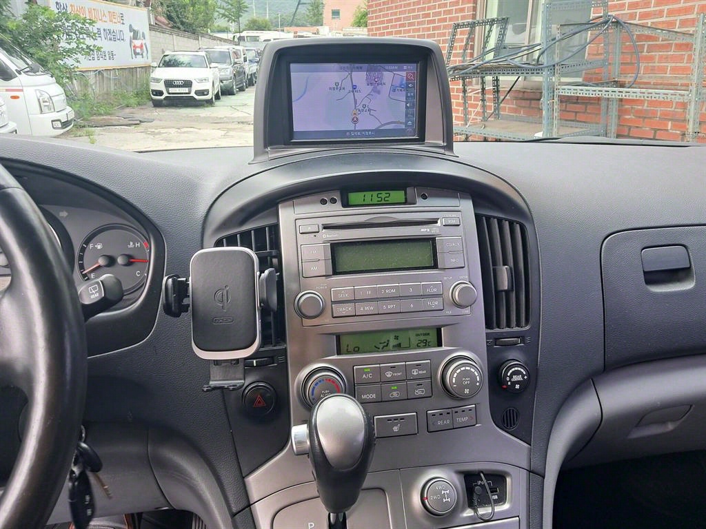 HYUNDAI Starex - Vista 8