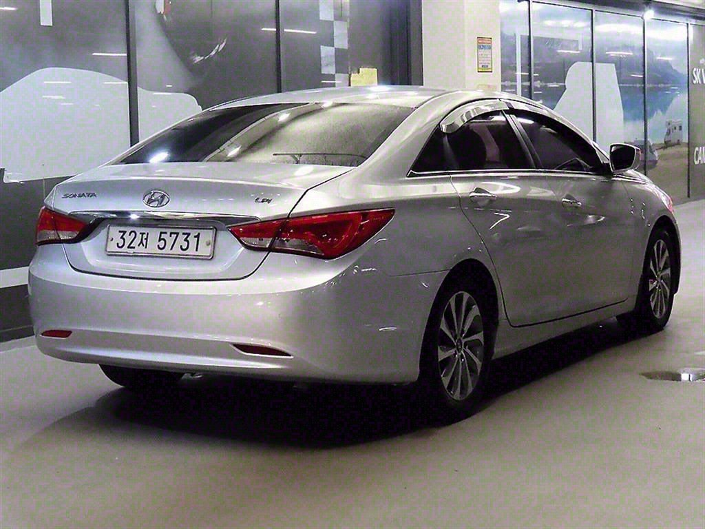 HYUNDAI Sonata - Vista 4