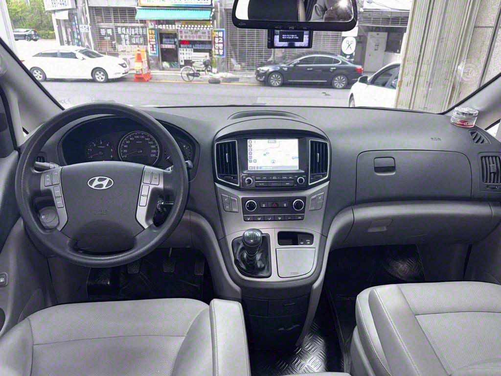 HYUNDAI Starex - Vista 7
