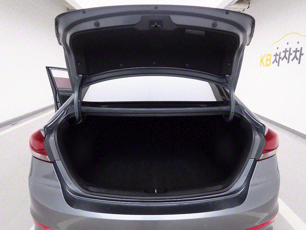 HYUNDAI Avante - Vista 5