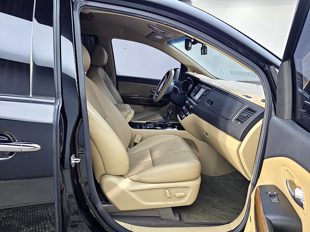 KIA Carnival - Vista 11