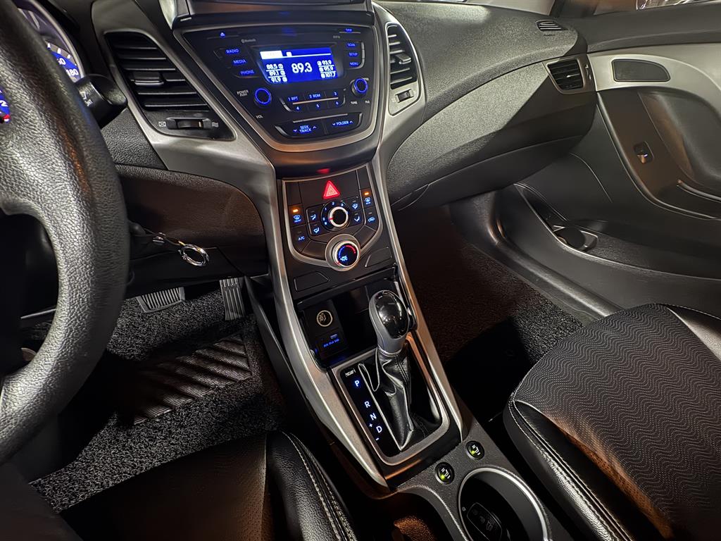 HYUNDAI Avante - Vista 12