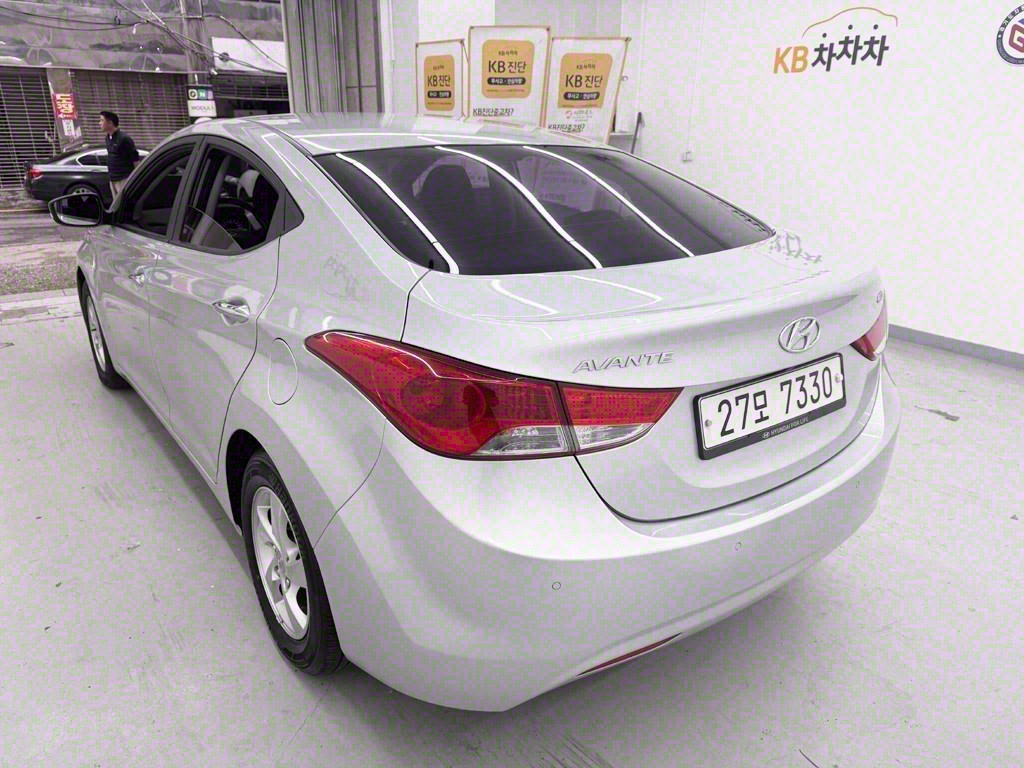 HYUNDAI Avante - Vista 4