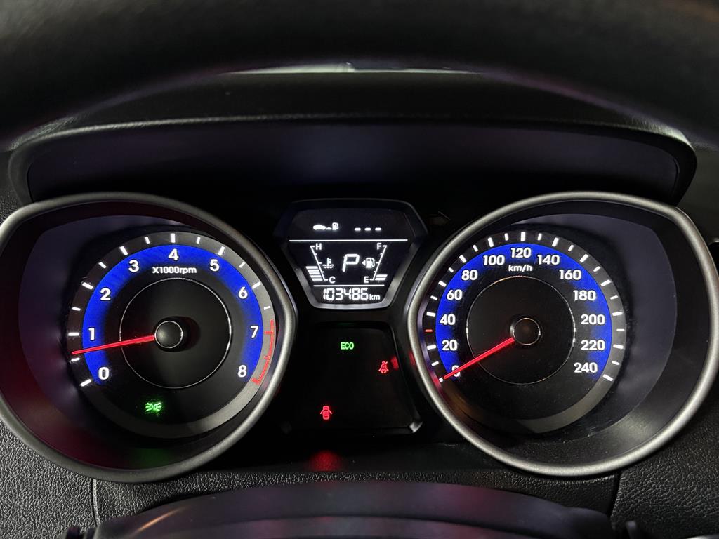 HYUNDAI Avante - Vista 10