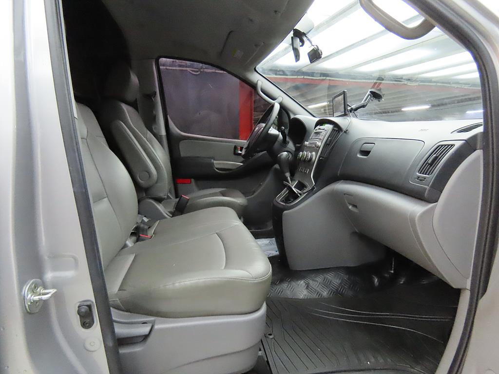 HYUNDAI Starex - Vista 6