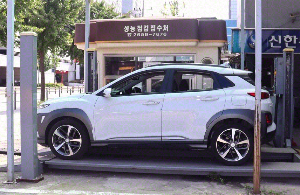 HYUNDAI Kona - Vista 7