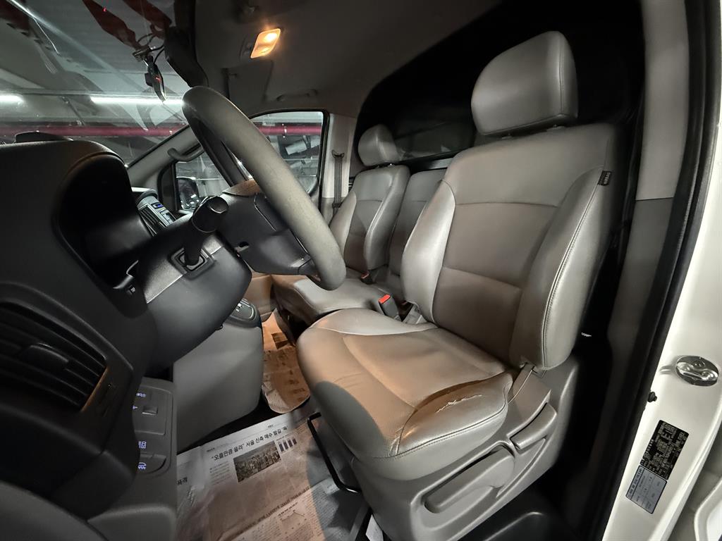 HYUNDAI Starex - Vista 6