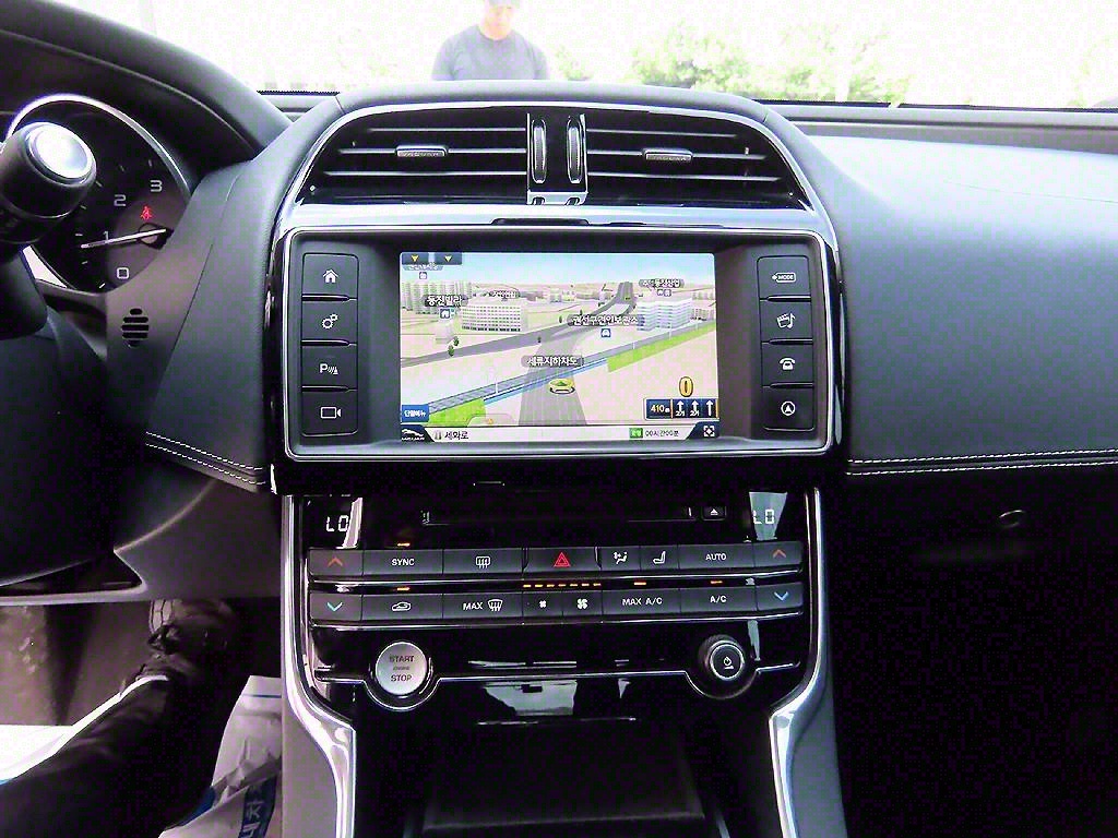 Jaguar XE - Vista 12