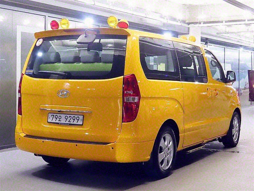 HYUNDAI Starex - Vista 4