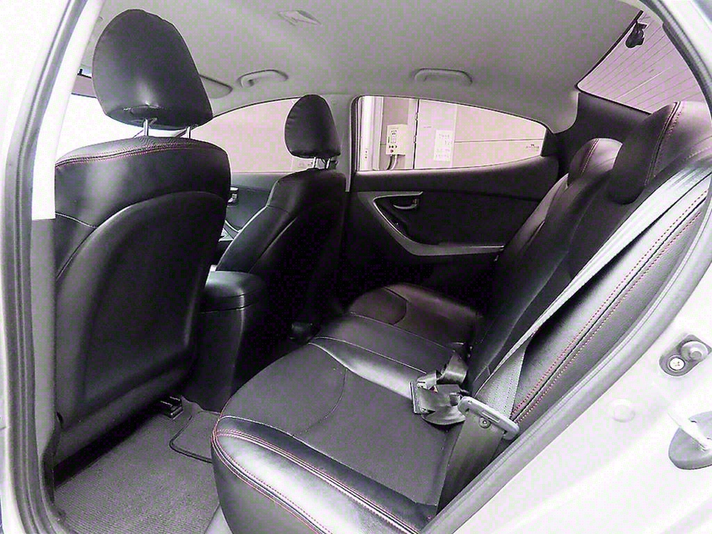 HYUNDAI Avante - Vista 6