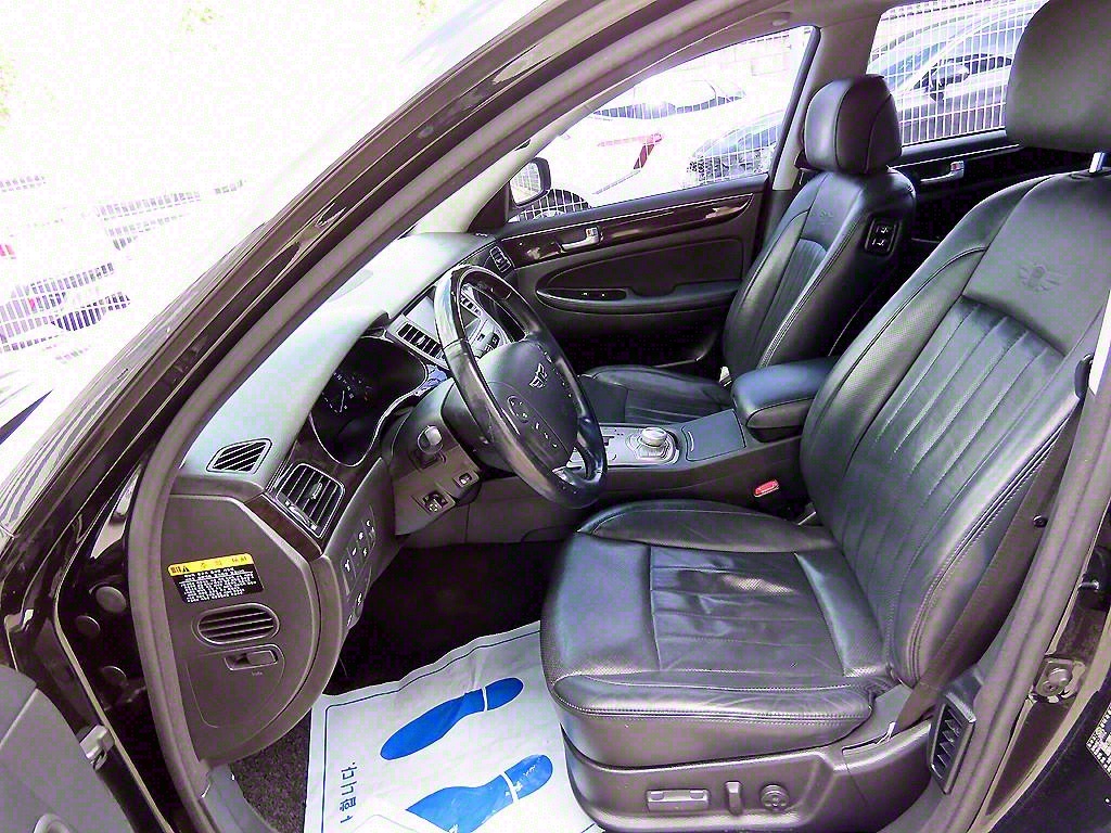 HYUNDAI Genesis - Vista 5