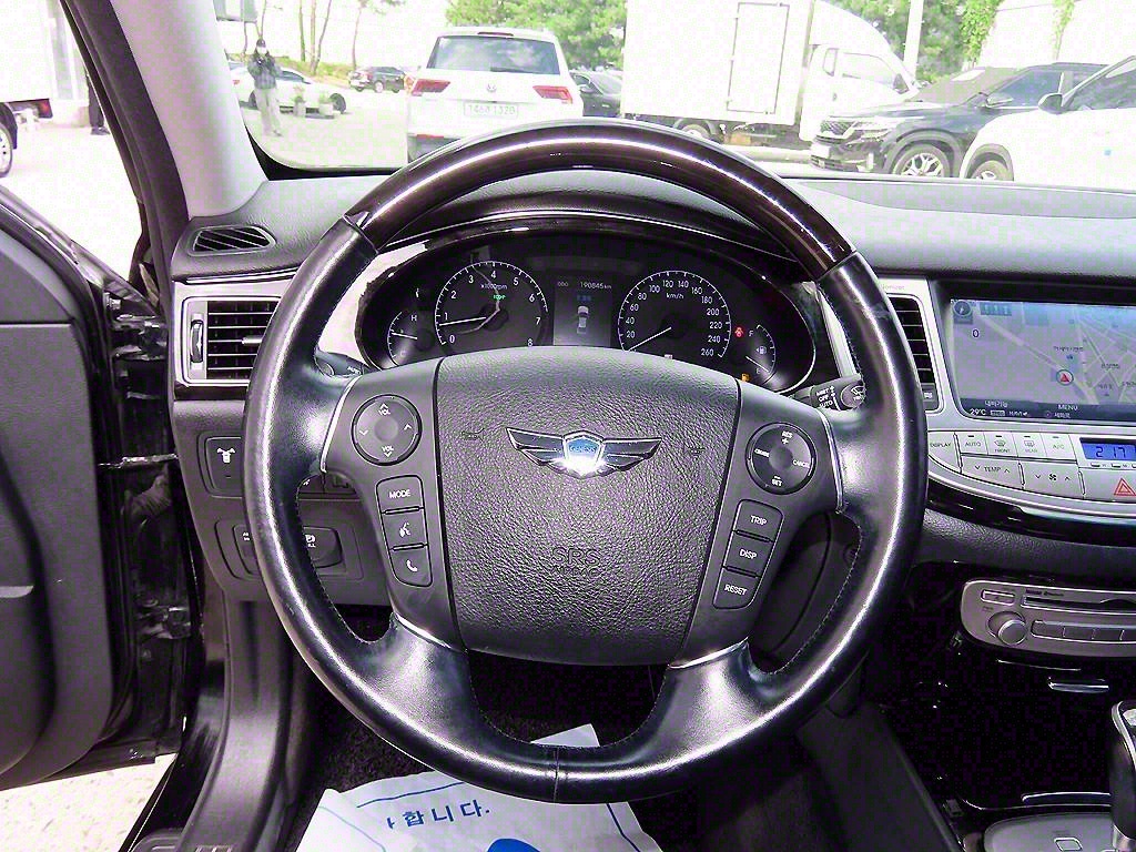 HYUNDAI Genesis - Vista 8