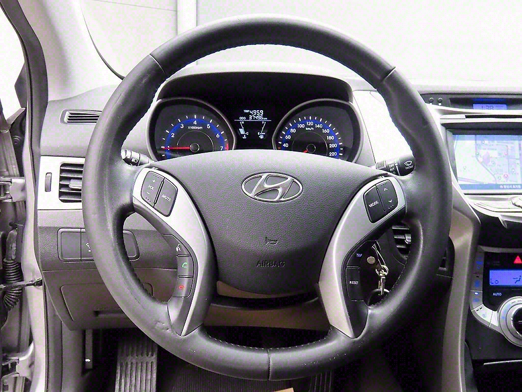 HYUNDAI Avante - Vista 9