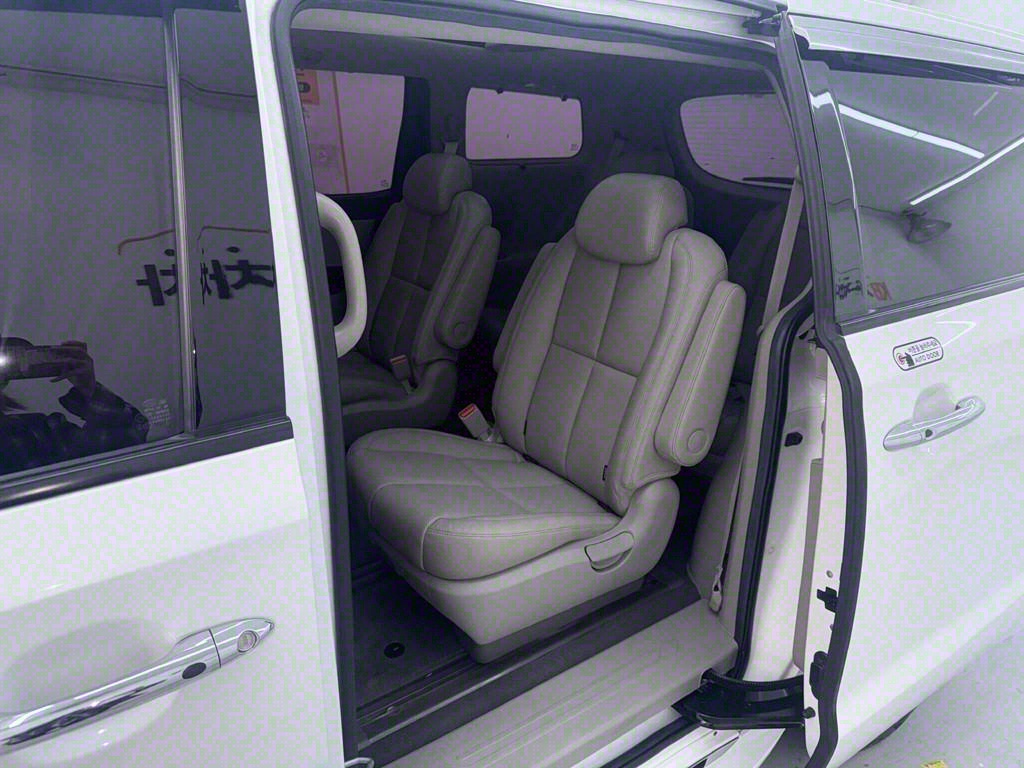 KIA Carnival - Vista 6