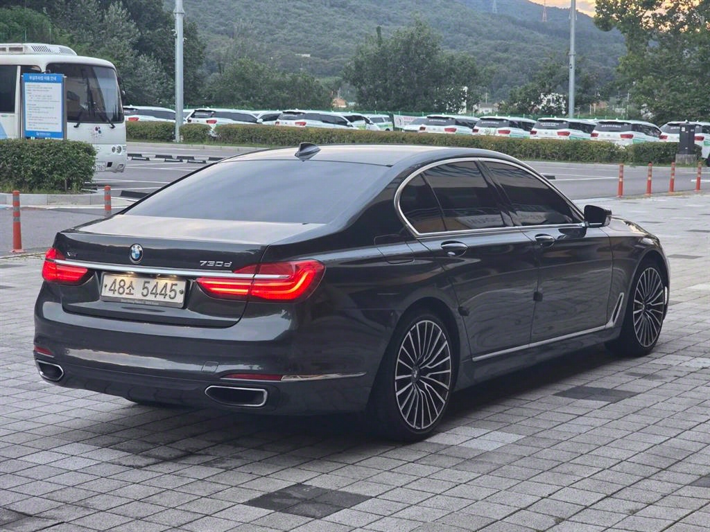 BMW 7 Series - Vista 5