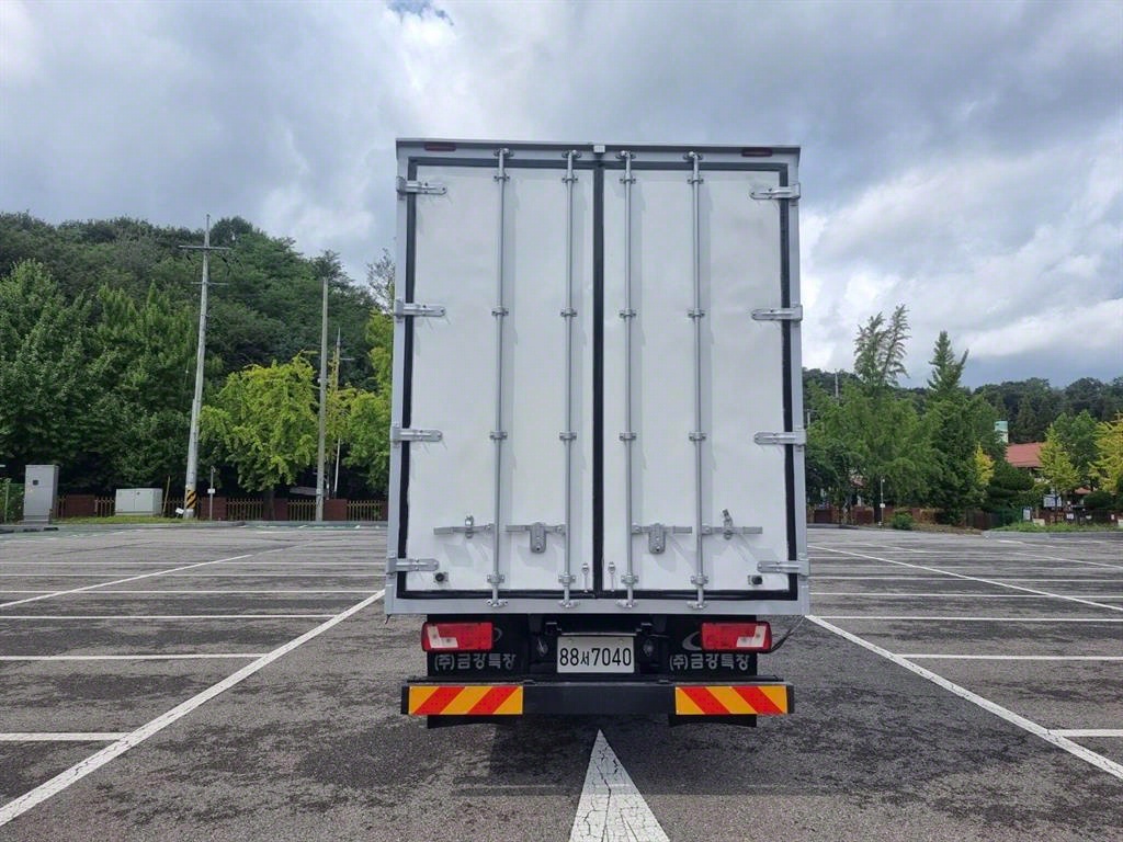 medium and large cargo truck - Vista 5