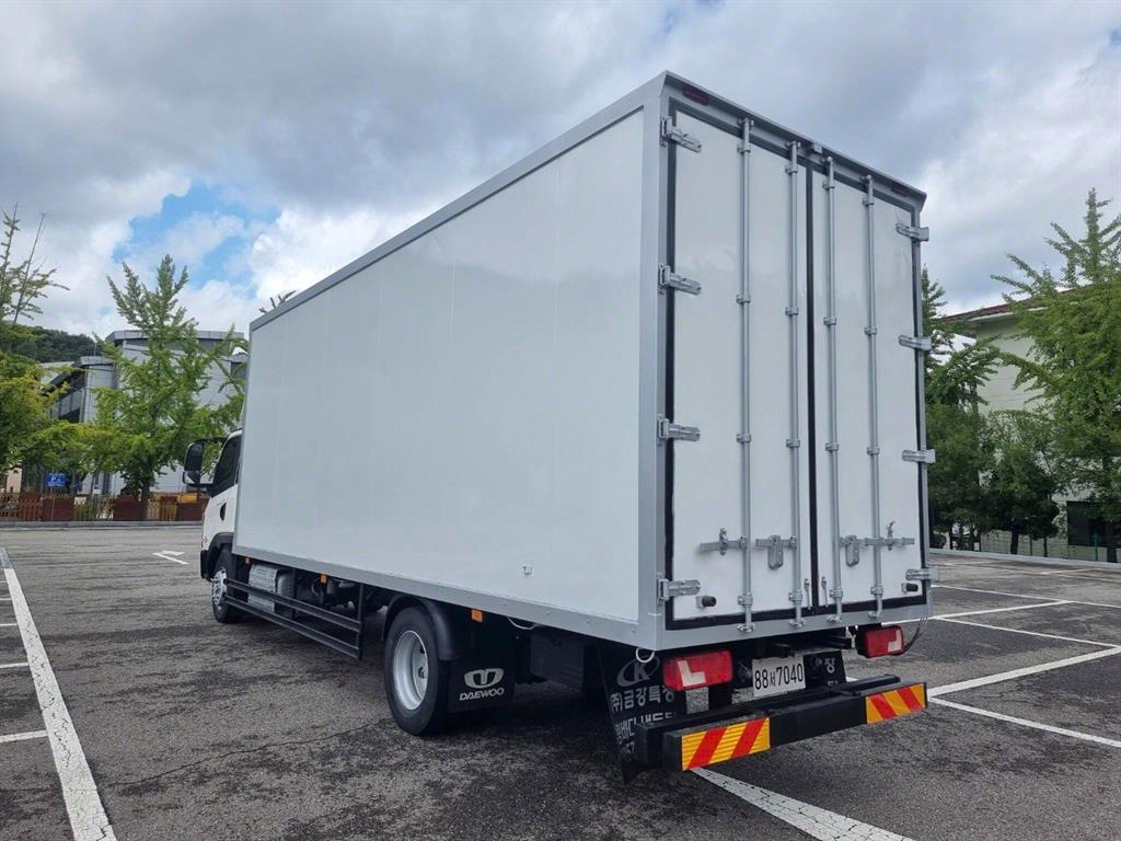 medium and large cargo truck - Vista 4