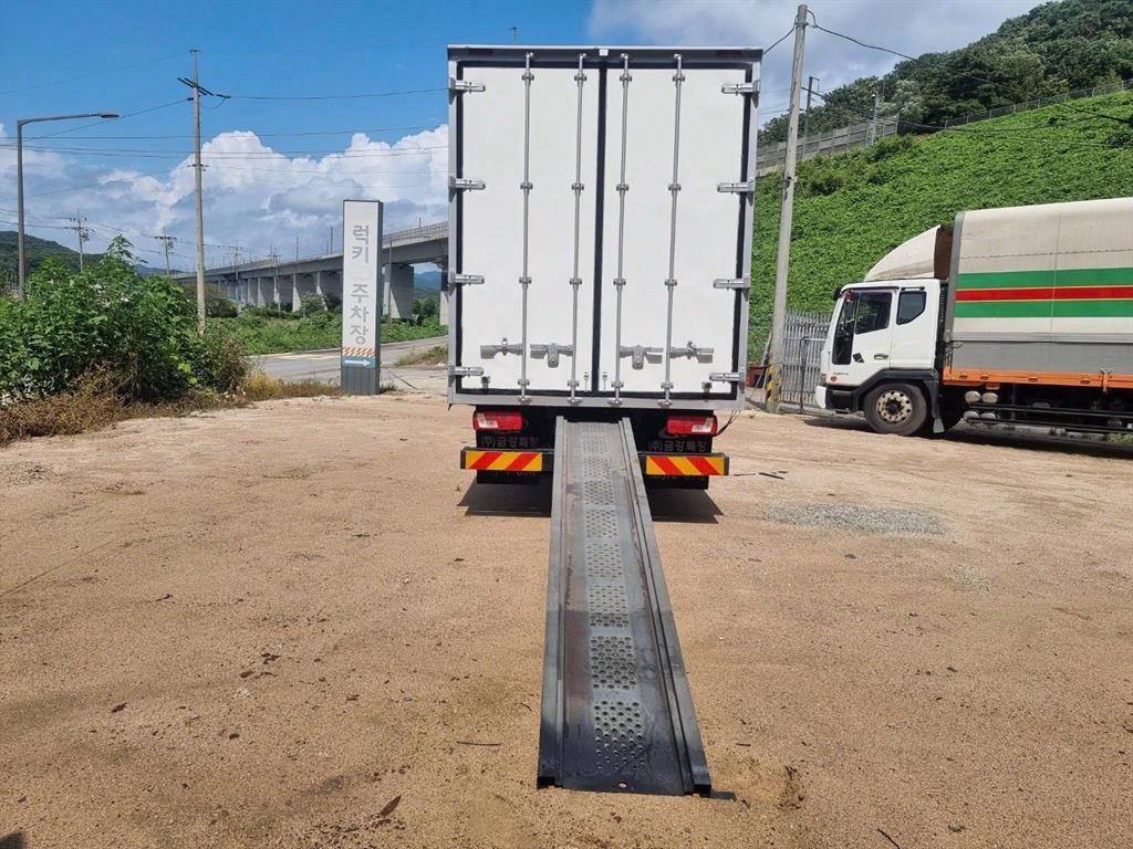 medium and large cargo truck - Vista 11