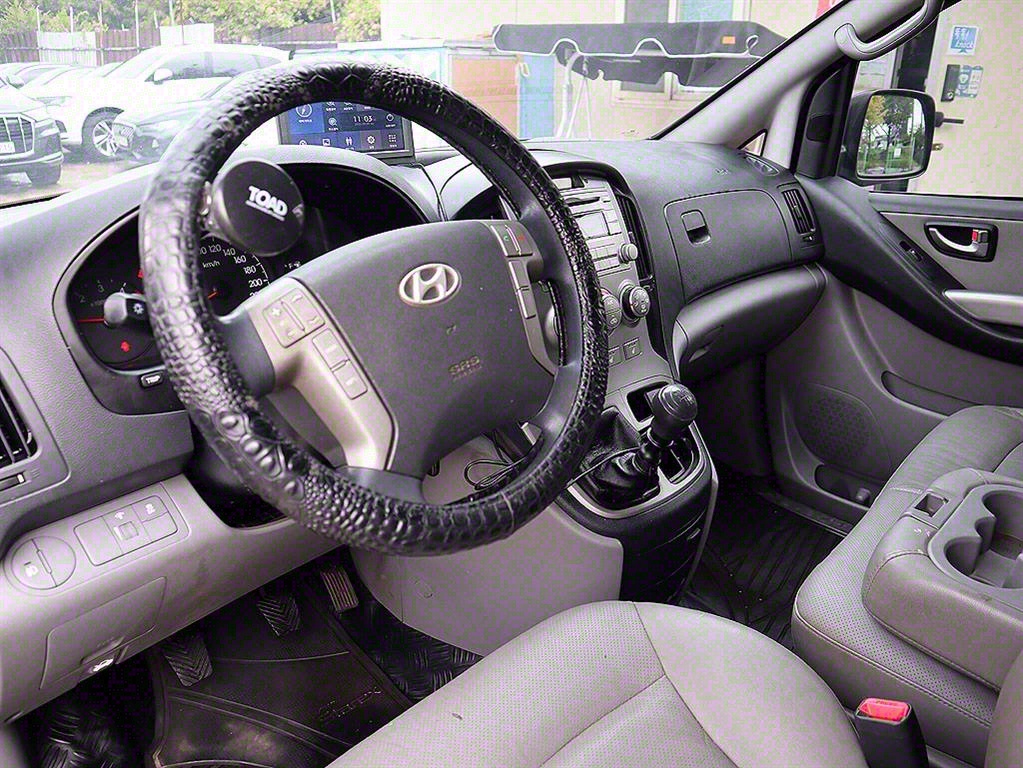 HYUNDAI Starex - Vista 9