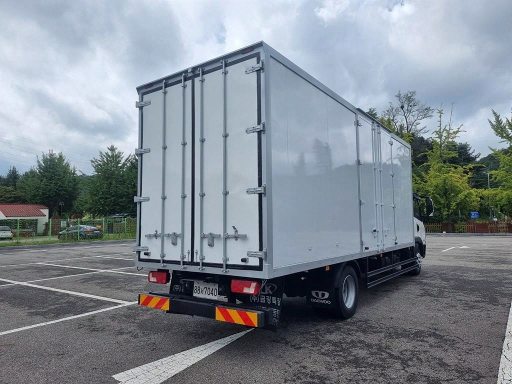 medium and large cargo truck - Vista 6