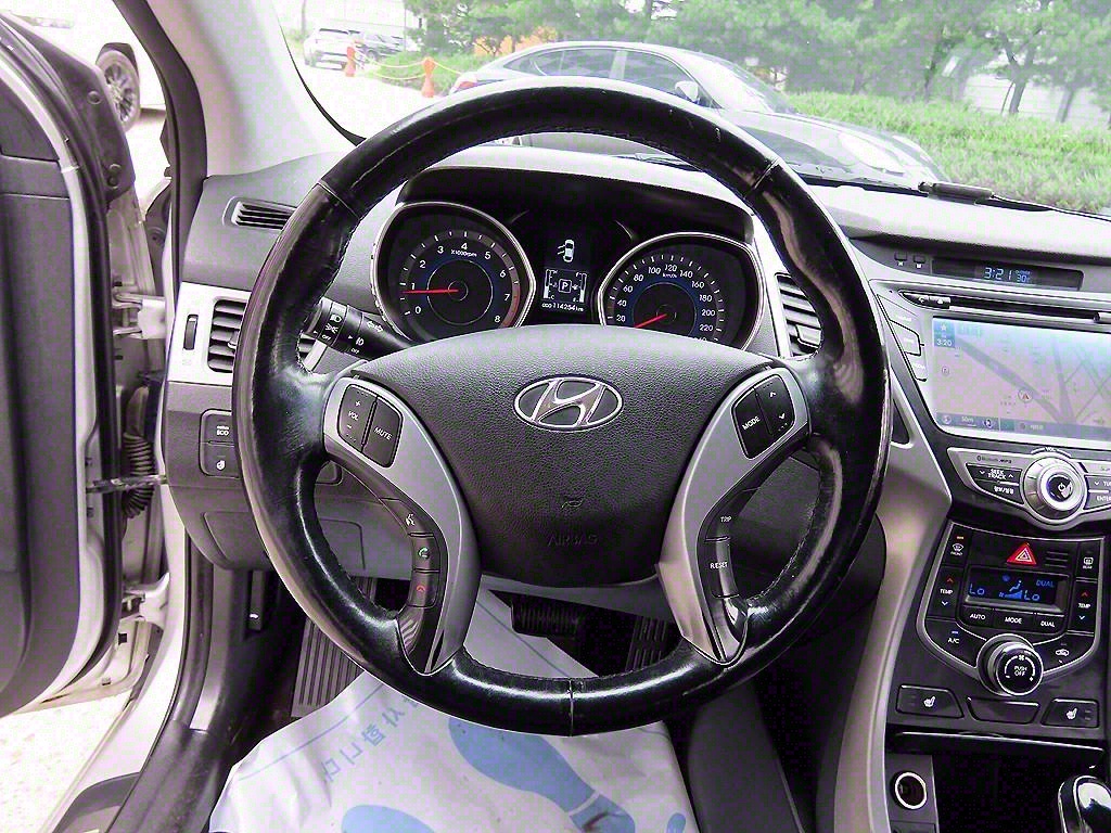 HYUNDAI Avante - Vista 8
