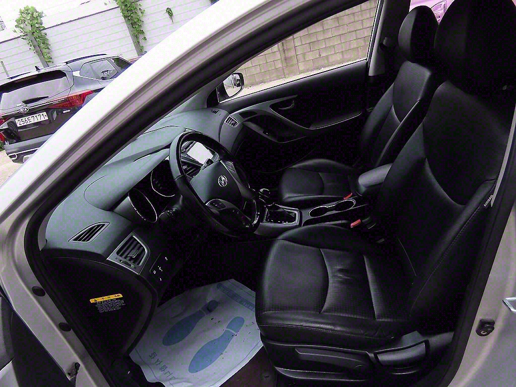 HYUNDAI Avante - Vista 5