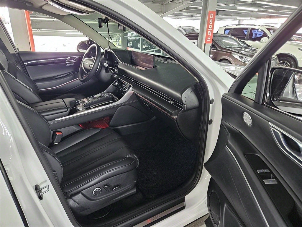 Genesis GV80 - Vista 8