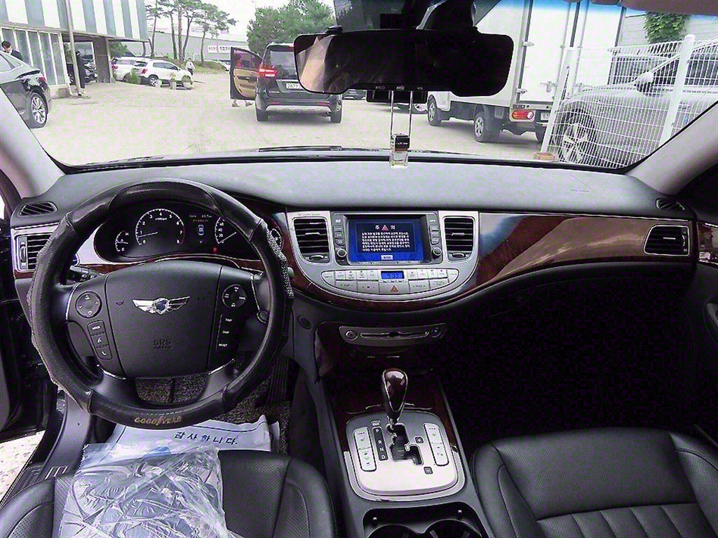 HYUNDAI Genesis - Vista 7