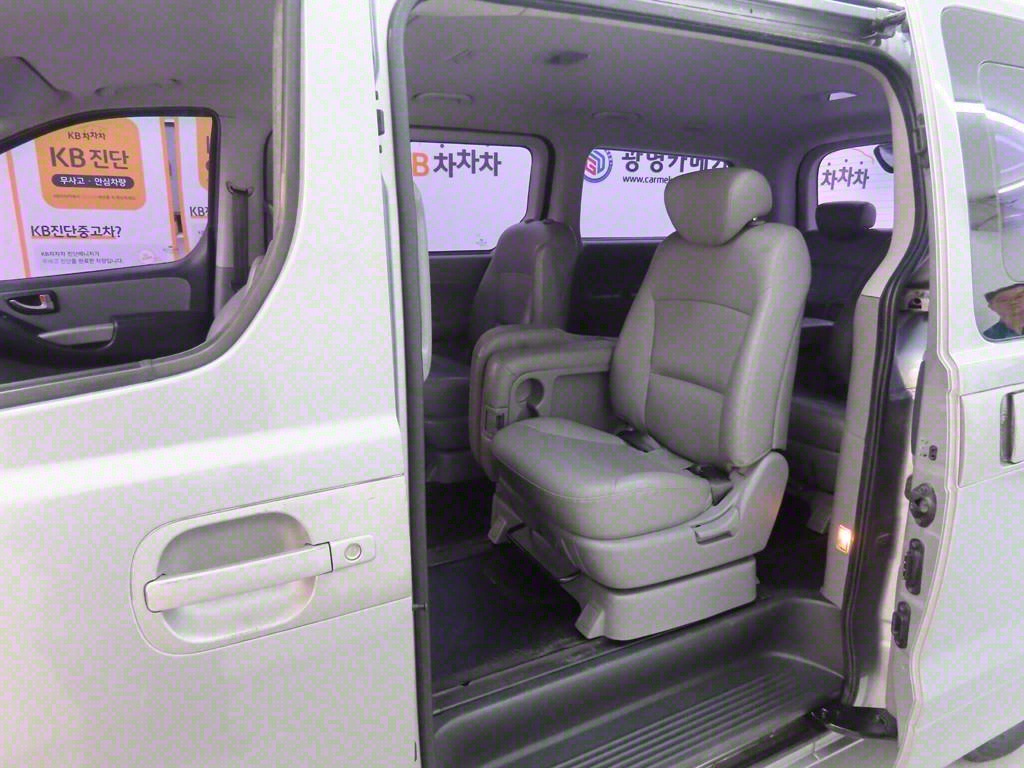 HYUNDAI Starex - Vista 6