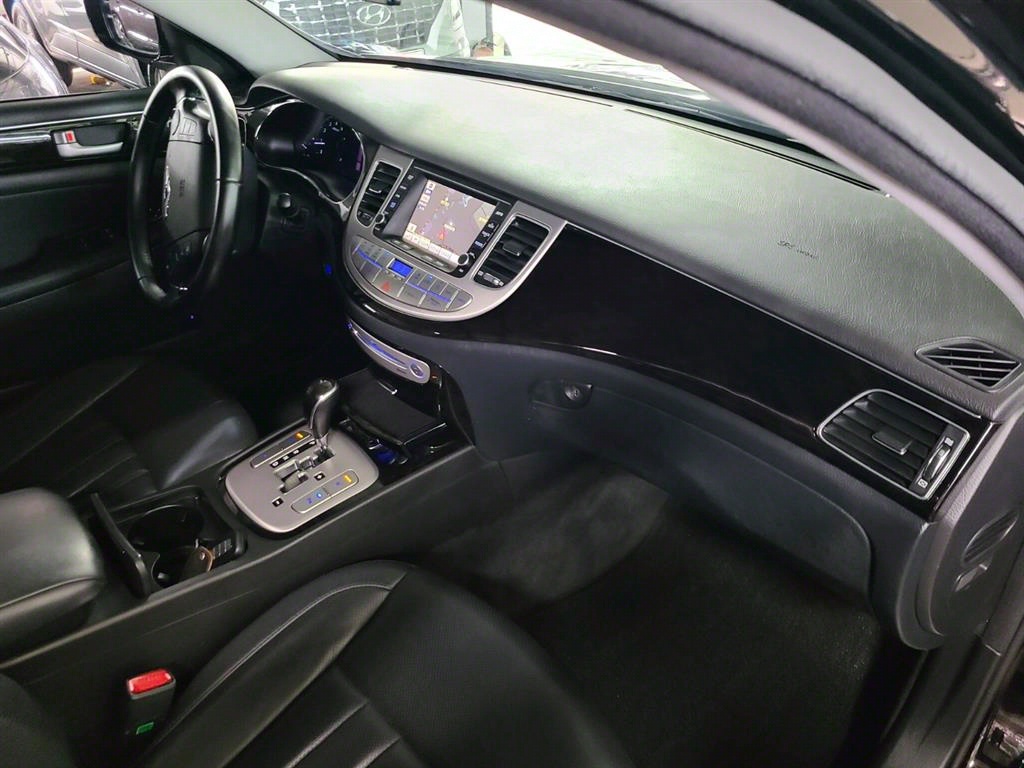 HYUNDAI Genesis - Vista 11