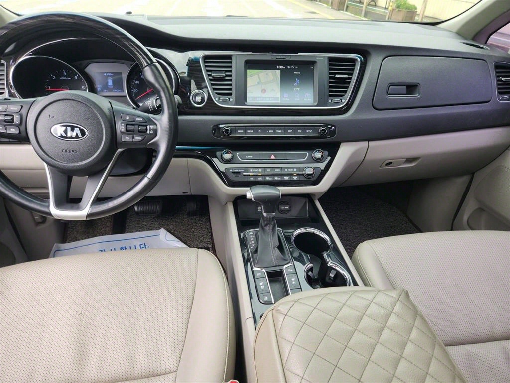 KIA Carnival - Vista 10