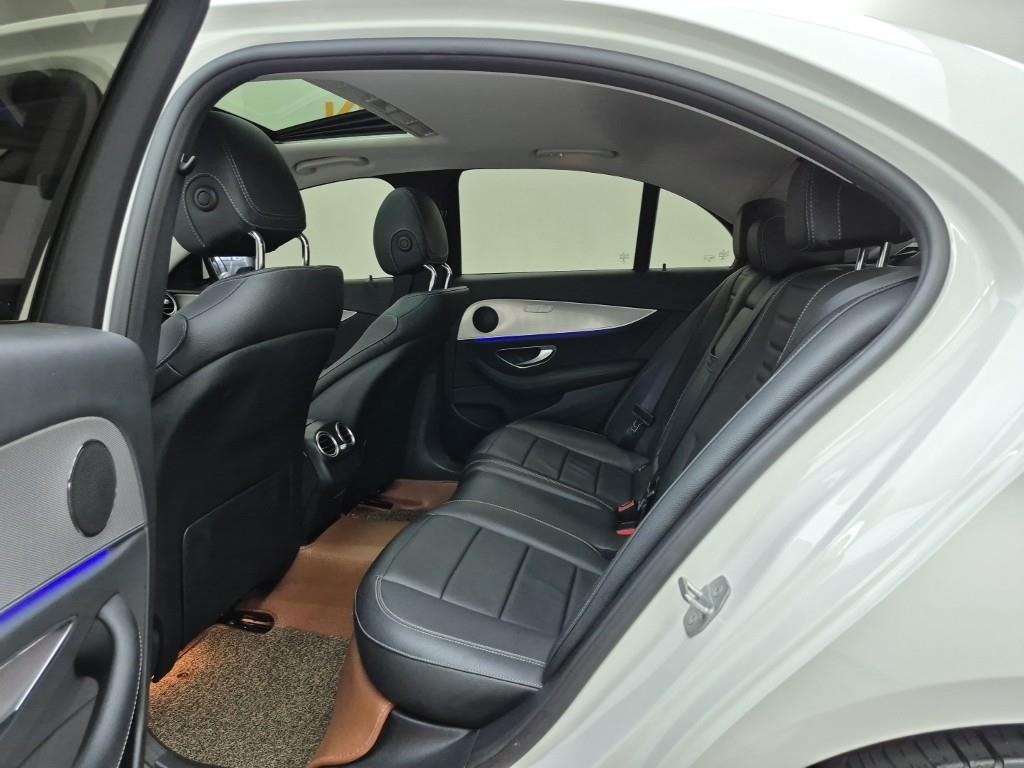 Mercedes Benz E class - Vista 12