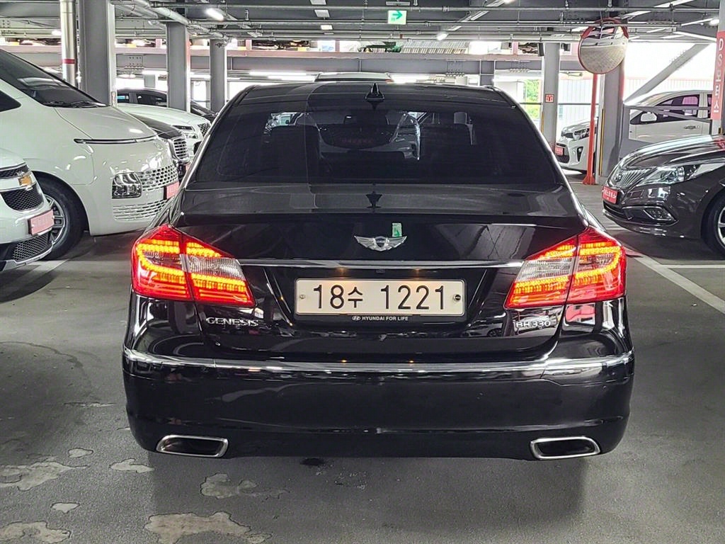 HYUNDAI Genesis - Vista 4