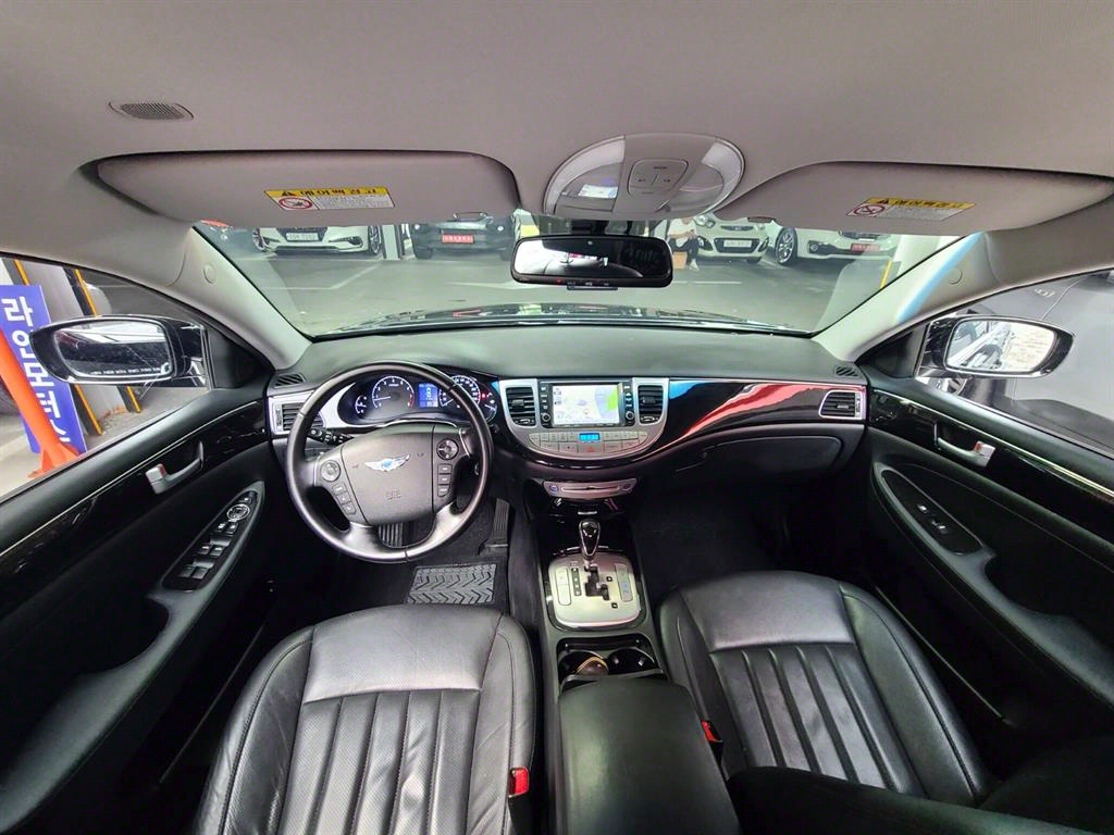 HYUNDAI Genesis - Vista 5