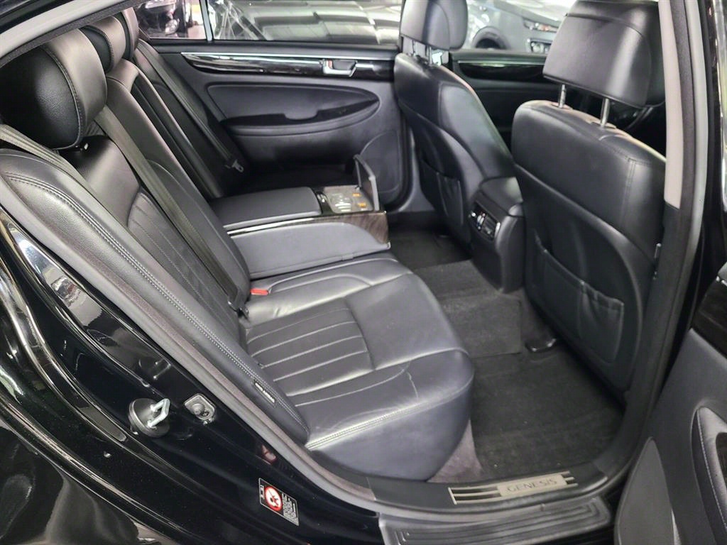 HYUNDAI Genesis - Vista 10