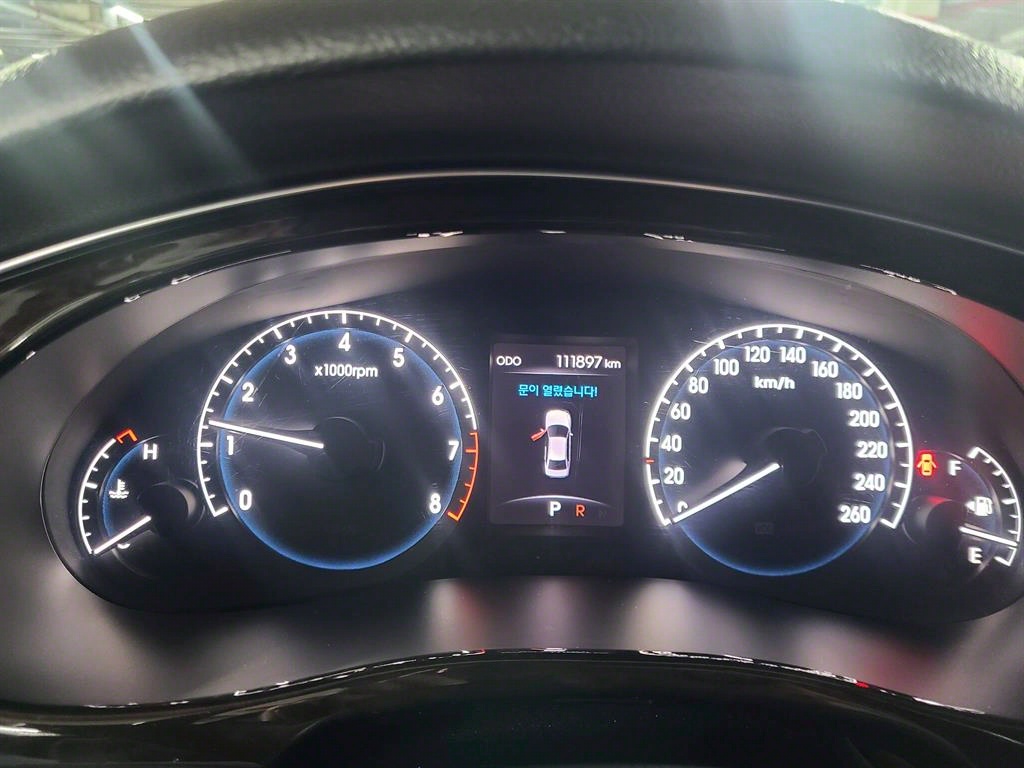 HYUNDAI Genesis - Vista 5