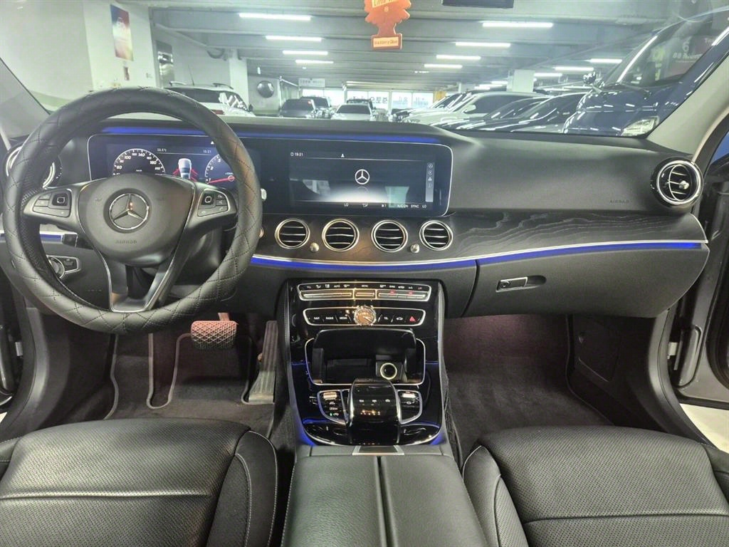 Mercedes Benz E class - Vista 5