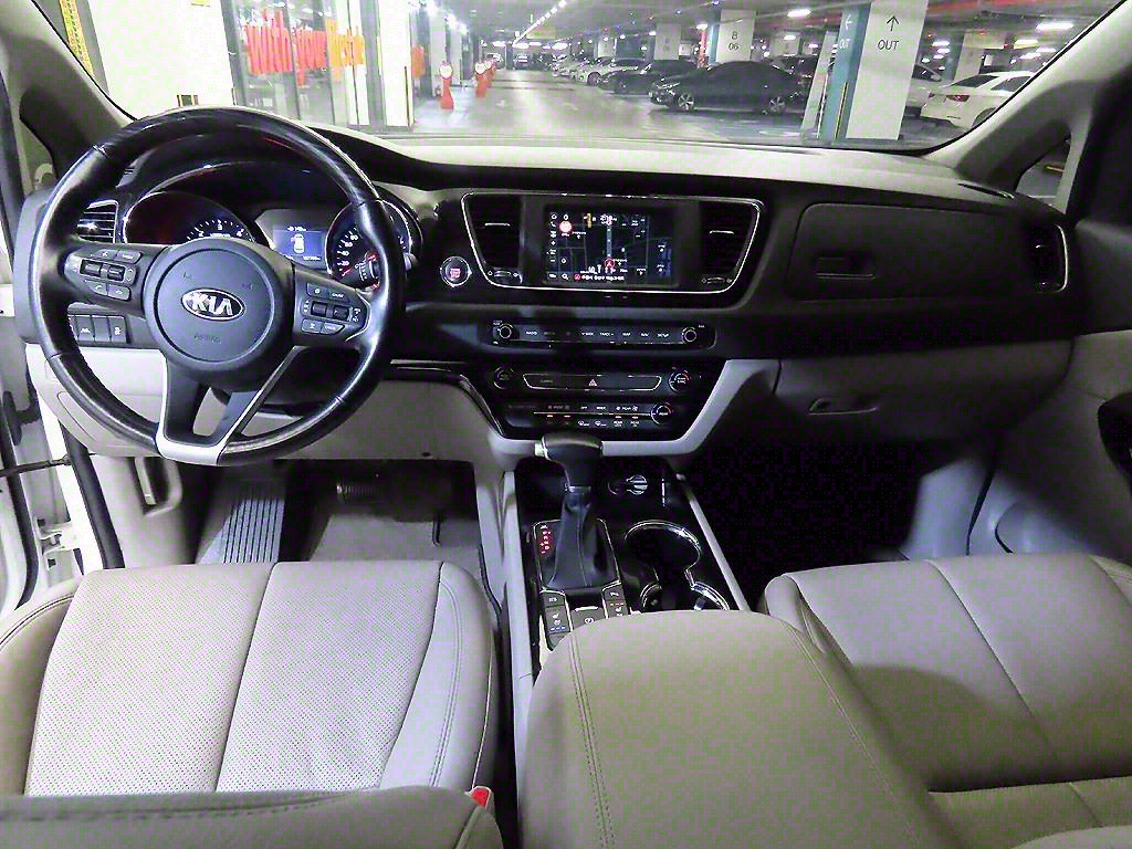 KIA Carnival - Vista 10