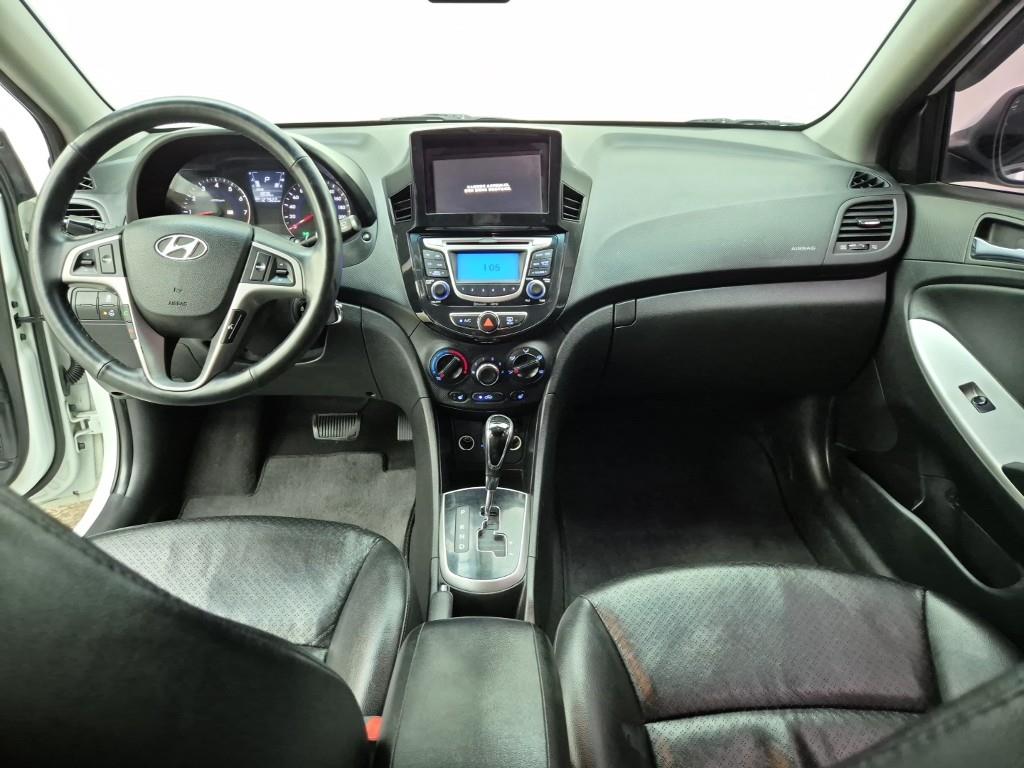 HYUNDAI Accent - Vista 5