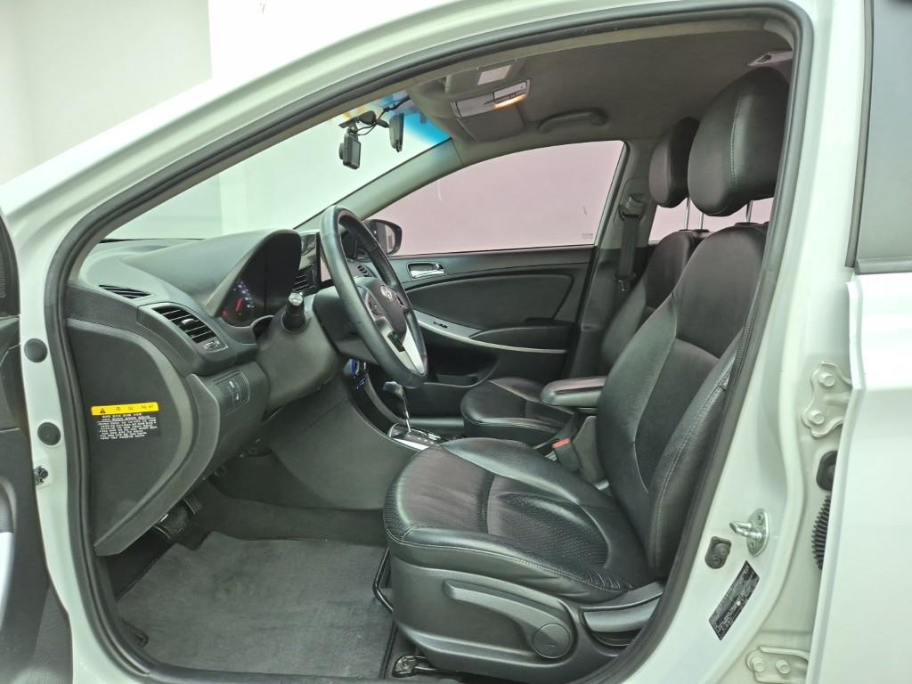 HYUNDAI Accent - Vista 11