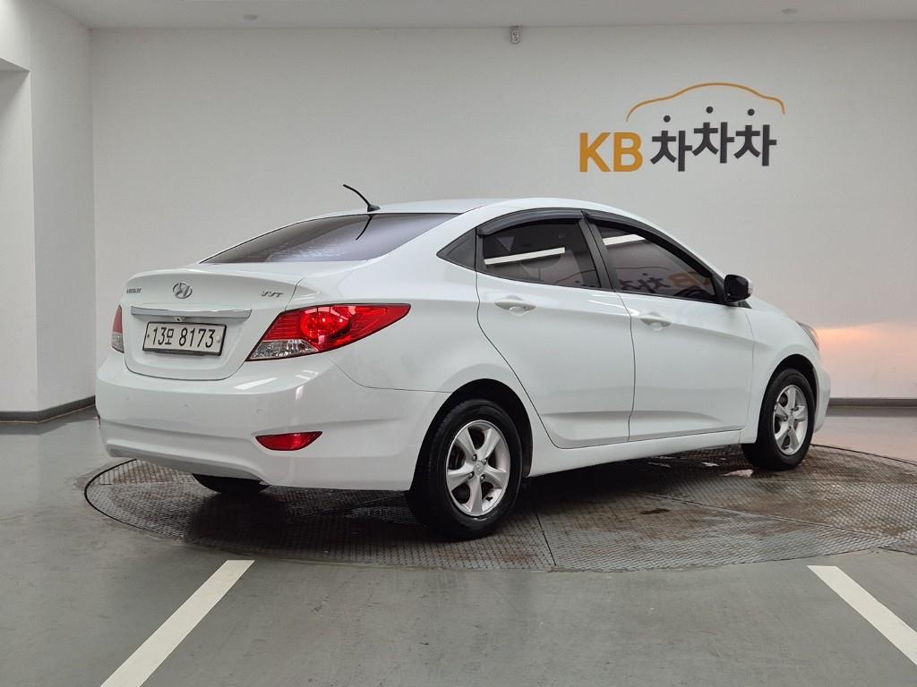 HYUNDAI Accent - Vista 4