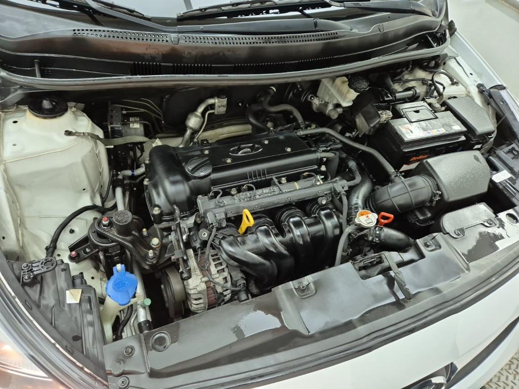 HYUNDAI Accent - Vista 6