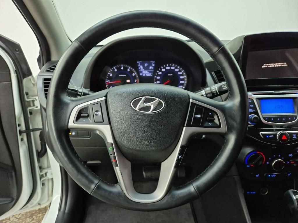 HYUNDAI Accent - Vista 9